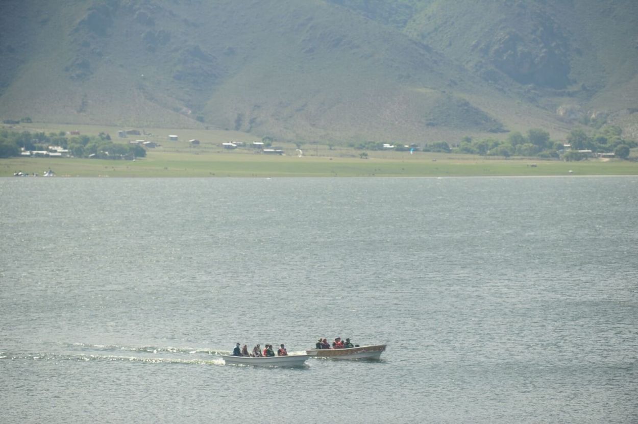 DISFRUTE EN EL DIQUE. Durante estos cuatro días, visitantes aprovecharon el buen clima para recorrer el espejo de agua en kayak.