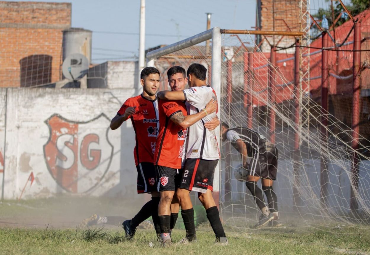 FESTEJO JULIANO. Agustín Smith recibe las felicitaciones luego de uno de los tantos de la clasificación de Sportivo.