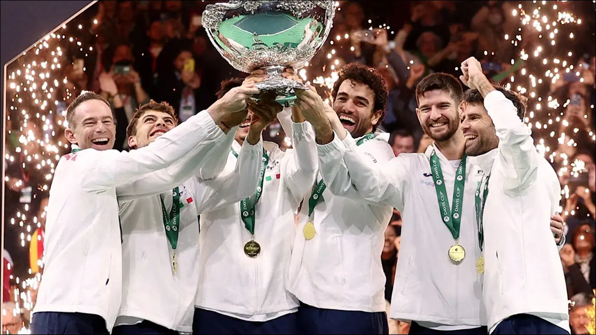 TRICAMPEONATO. El plantel italiano comparte el festejo en el SuperTennis Arena tras cerrar la serie ante España y asegurar una nueva conquista en la Copa Davis.