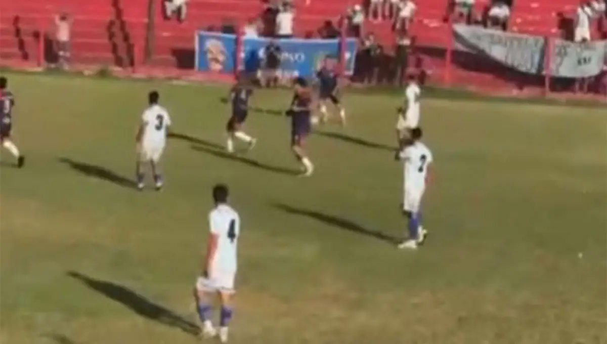 PROTESTA. Los jugadores de Famaillá se quedaron parados en el complemento.