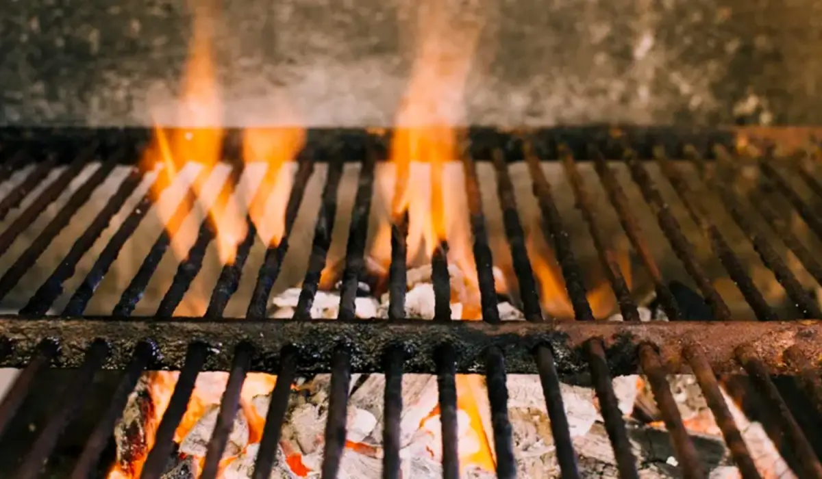 La técnica más eficaz para dejar la parrilla impecable para tus asados. Foto tomada de c5n.com.