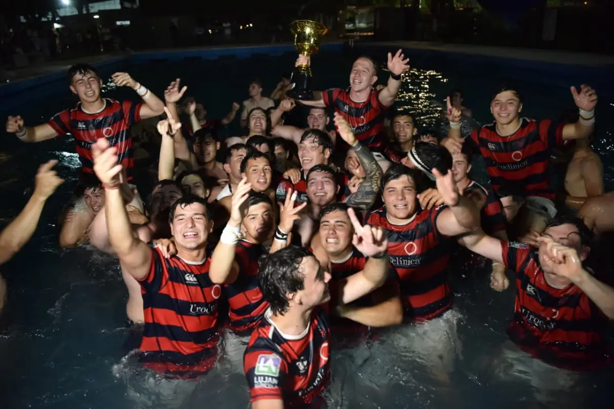 UNA IMAGEN TRADICIONAL. El plantel de Los Tordos celebra en la pileta de Tucumán Rugby. Ese festejo es un símbolo del Veco Villegas. 
