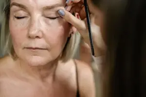 “La belleza no tiene edad”: los consejos de una experta para maquillar arrugas y otras marcas del tiempo