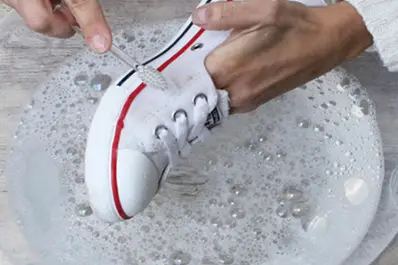 Como nuevas otra vez: tres secretos de limpieza para recuperar tus zapatillas blancas manchadas