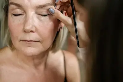 “La belleza no tiene edad”: los consejos de una experta para maquillar arrugas y otras marcas del tiempo