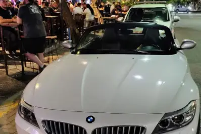 Mendoza: un concejal manejaba borracho un BMW descapotable, con una copa de vino en una mano