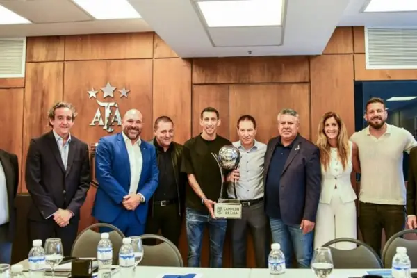 Claudio Tapia, el silencio dirigencial y una estrella de escritorio: el día en que el fútbol argentino tocó fondo