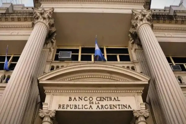 Presuntas maniobras con el dólar oficial: el Banco Central investiga a cinco funcionarios