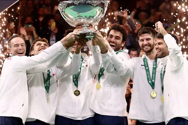 Italia se consagró tricampeona de la Copa Davis con una remontada inolvidable de Flavio Cobolli en Bolonia