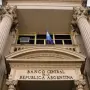 El Gobierno activó un plan de tres vías para blindar las reservas ante los próximos pagos al FMI