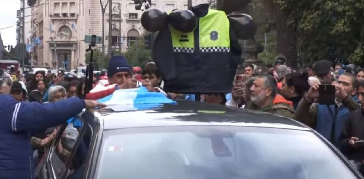 DESPEDIDA. El cortejo fúnebre pasó por Casa de Gobierno.