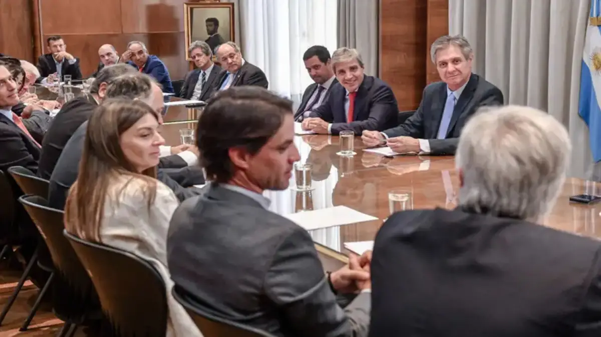 LUIS CAPUTO reunido con empresarios británicos. 