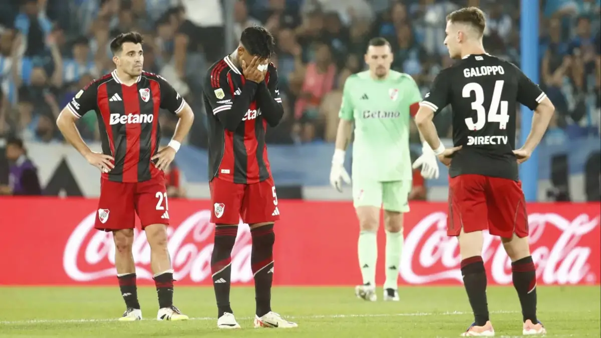 PARA EL OLVIDO. Los jugadores de River se lamentan, luego de haber quedado eliminado del Clausura. Este 2025 fue pésimo, según Marcelo Gallardo.