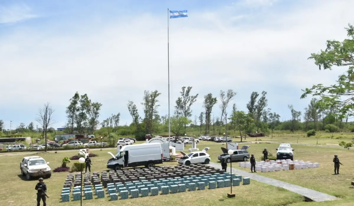 Gendarmería secuestró paquetes de cigarrillos de contrabando. 
