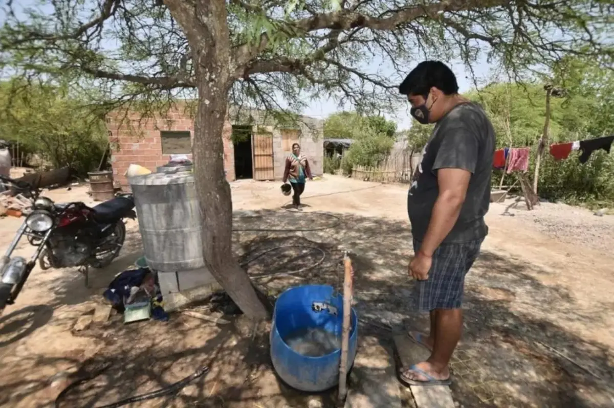 POCO LÍQUIDO, Y CONTAMINADO. Al este de Monteagudo el problema es doble, y desde hace muchísimo tiempo hay que juntar el agua en tachos.