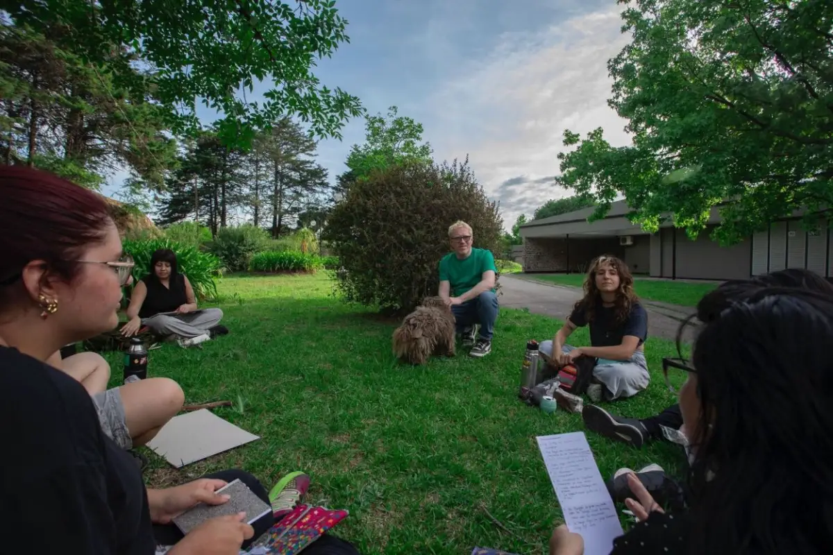REUNIDOS. Guiot (al centro) conduce la charla con los estudiantes.