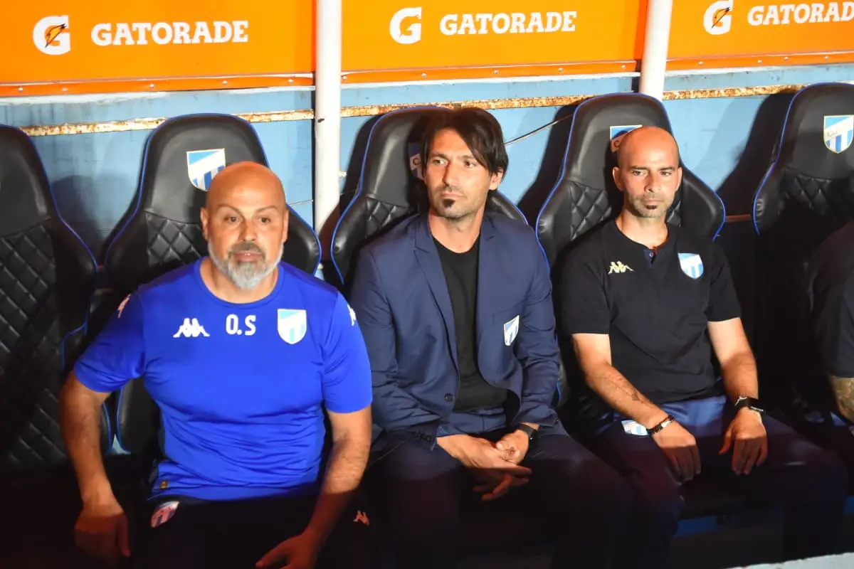 Osvaldo Scansetti, junto a Hugo Colace, en el banco durante el partido ante Godoy Cruz: el primero partido al que asistió como integrante del cuerpo técnico. 