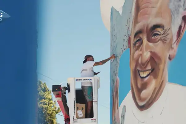 Esperanza y arte: pintan un mural del papa Francisco en una de las paredes del penal de Villa Urquiza