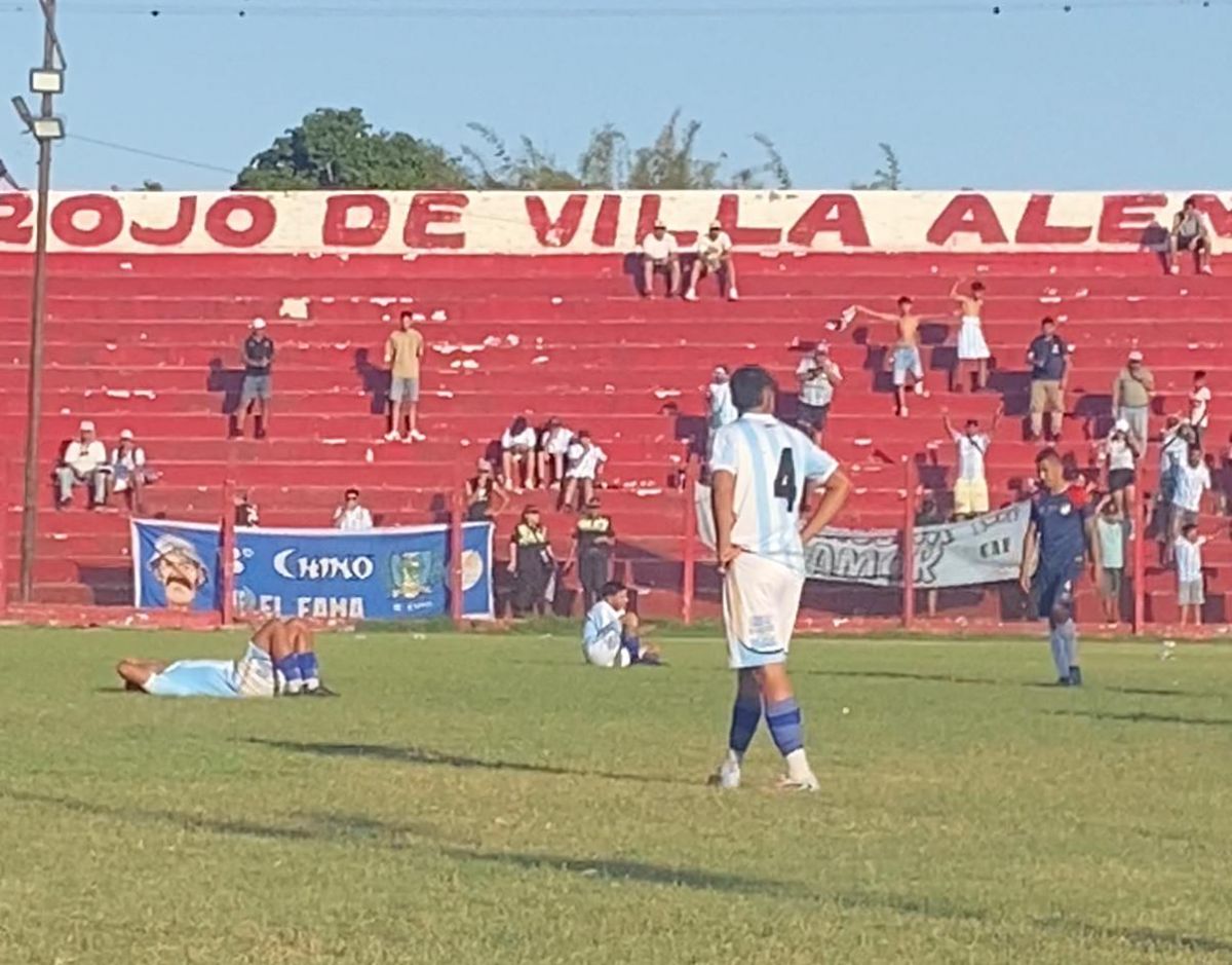 DIJERON BASTA. Los jugadores de Famaillá se quedaron parados en el segundo tiempo, como una manera de reprochar la actitud del juez Maximiliano Leal.