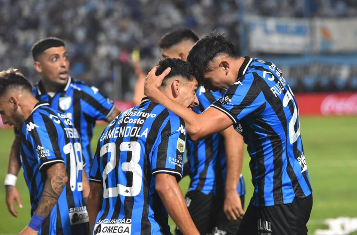 Los jugadores de Atlético Tucumán en el duelo frente a Godoy Cruz, un partido decisivo que marcó el cierre emocional del semestre.