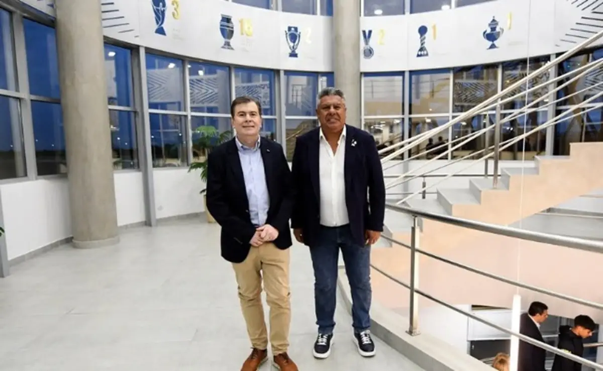 UNIDOS. Claudio Tapia posa junto al Gobernador de Santiago del Estero Gerardo Zamora.