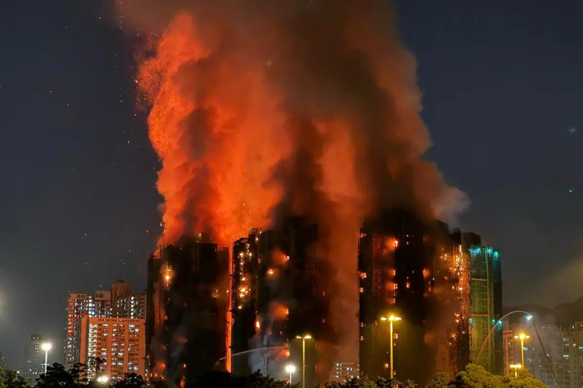 Incendio en el complejo de edificios en Hong Kong. AFP