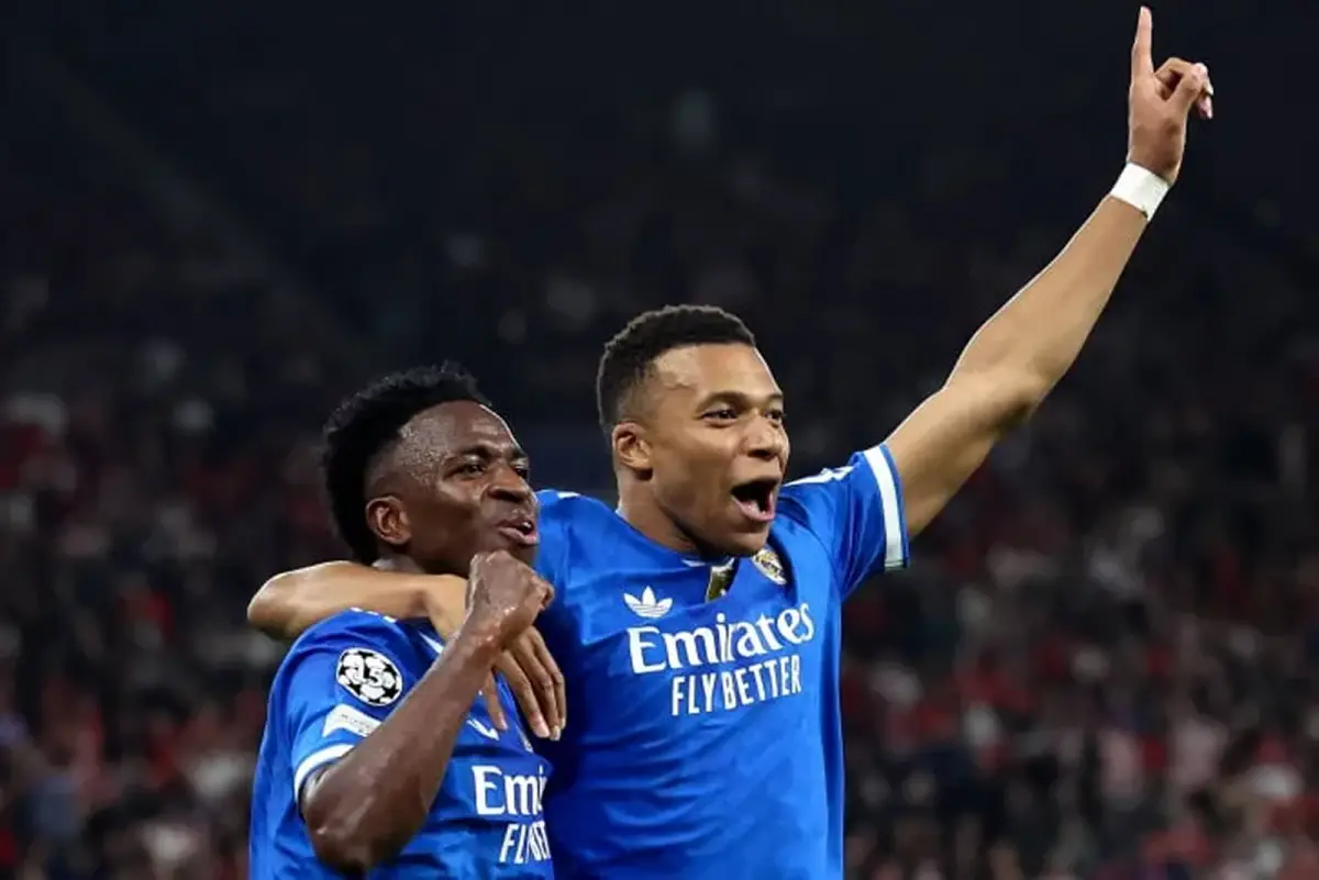 CELEBRACIÓN. Vinicius y Mbappé festejan uno de los tantos frente a Olympiakos.