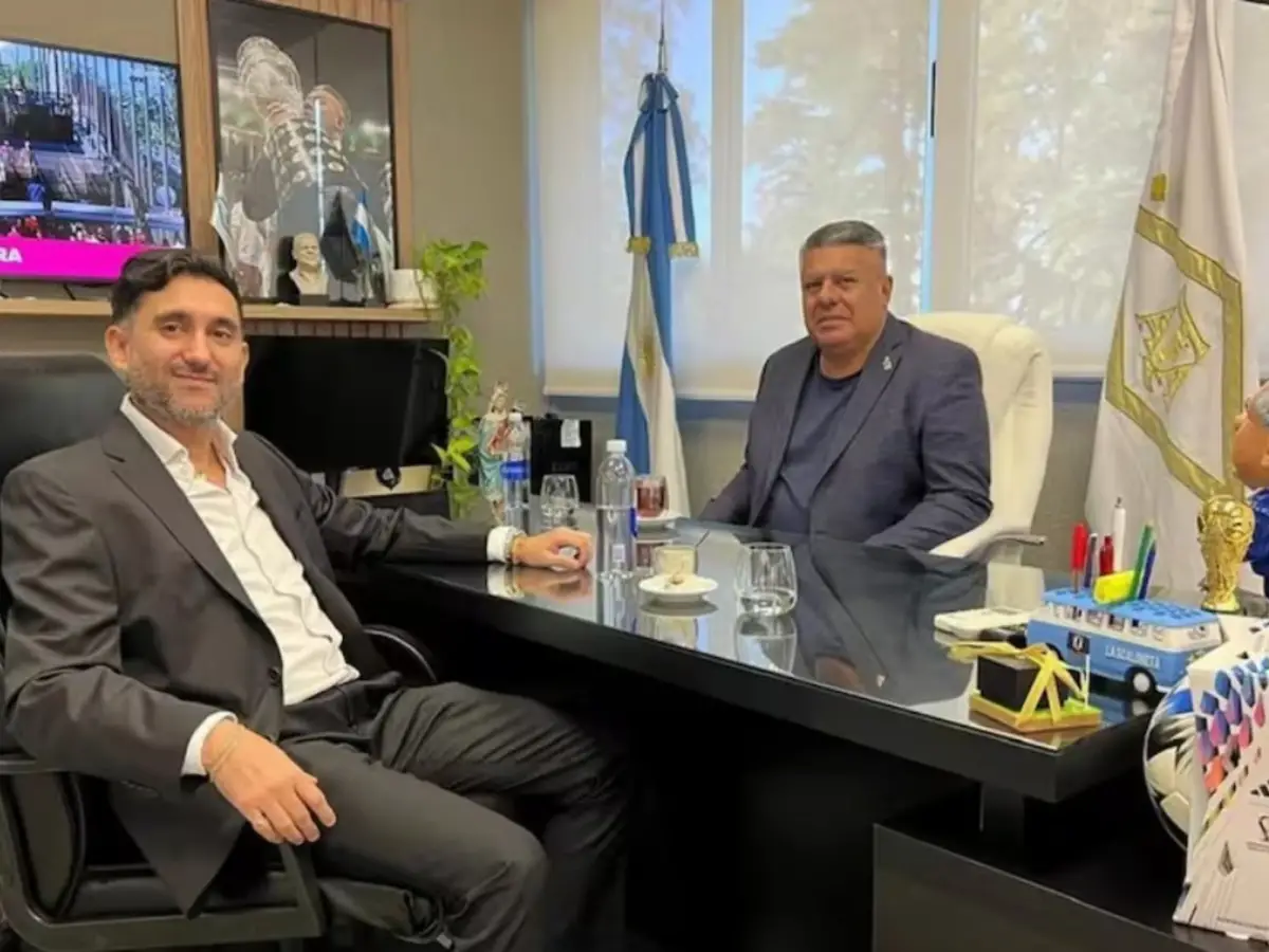 CARA A CARA. Maximiliano Vallejo, titular de la empresa Sur Finanzas, posa junto a Claudio Tapia, en la oficina del predio de la AFA en Ezeiza.