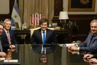 Javier Milei contra el “Chiqui” Tapia: exhibió la camiseta de Estudiantes en el sillón de Rivadavia