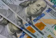 El dólar oficial toca máximos en un mes, pero los financieros operan a la baja