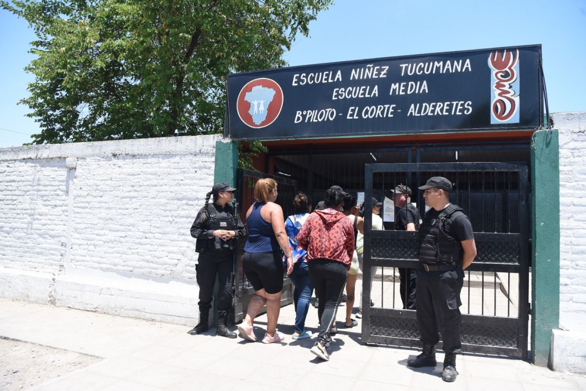 ACCESO. Un grupo de padres logró ser recibido por directivos, luego de que al principio se les negara una reunión. LA GACETA/ FOTO DE ANALÍA JARAMILLO