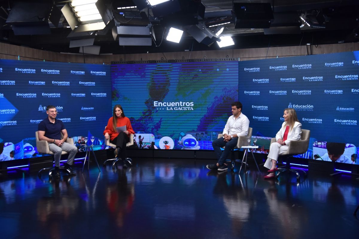 EN LA GACETA. Franco Grignola, Carolina Servetto, Constanza Padilla y Martín Merlini