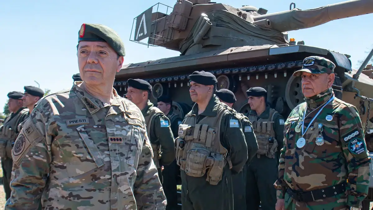 CARLOS ALBERTO PRESTI. El general que asumirá como ministro, junto a soldados y vehículos blindados del Ejército.