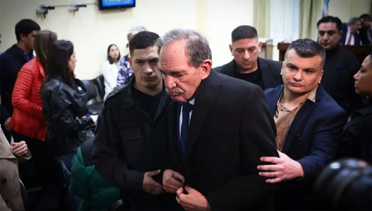 CONDENADO. Alperovich es retirado de la sala luego de escuchar la sentencia. FOTO DE MATÍAS BAGLIETTO (ESPECIAL PARA LA GACETA)