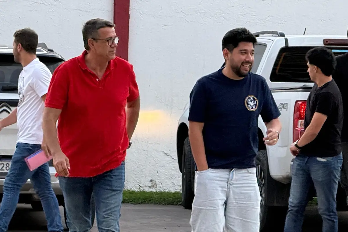 DEFINICIÓN. Samuel Semrik, en el centro de la escena luego de retirar a Identidad Roja y Blanca de la contienda.