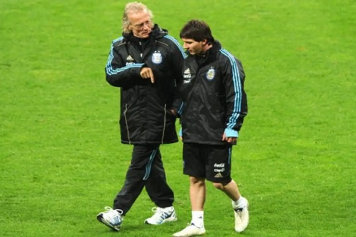 RECUERDO. Fernando Signorini junto a Lionel Messi en el Mundial de Sudáfrica 2010.