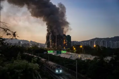 Tres detenidos por el incendio en un edificio en Hong Kong