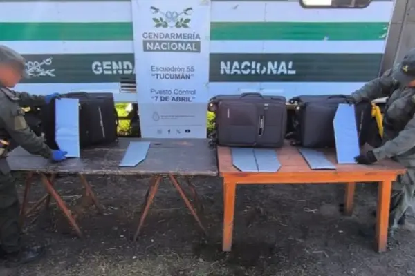 Tucumán: confeccionaron láminas en las telas de tres valijas para ocultar más de 6 kilos de cocaína