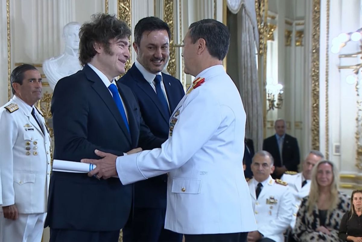 CON MILEI. Presti, de blanco, saluda al presidente y al ministro de Defensa saliente, Luis Petri, durante un acto.