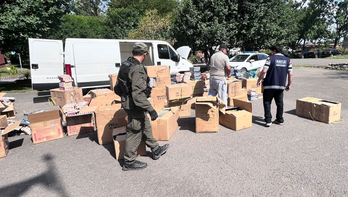 DECOMISO. Entre cartones de cigarrillos, licuadoras y juguetes, estiman que la carga retenida cuesta alrededor de $26.000.000.