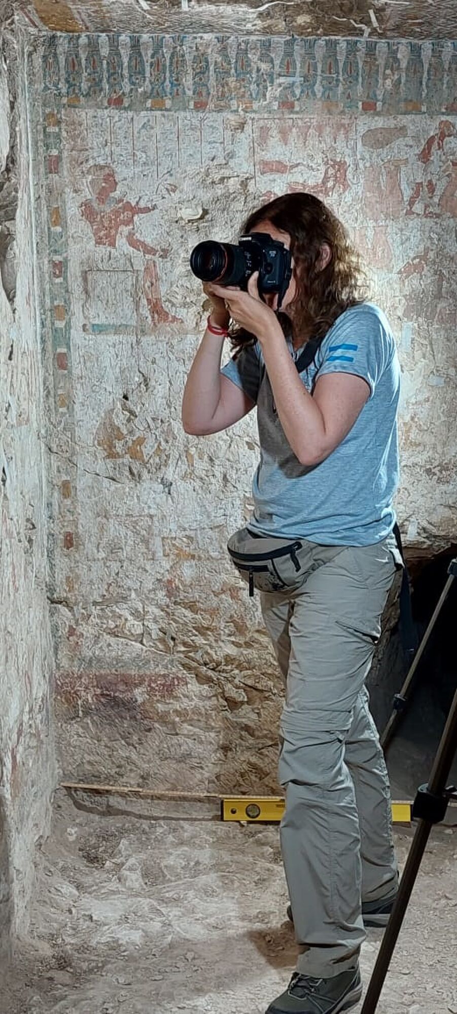 EN LA TUMBA DE AMENMOSE. Detrás se aprecian los jeroglíficos.