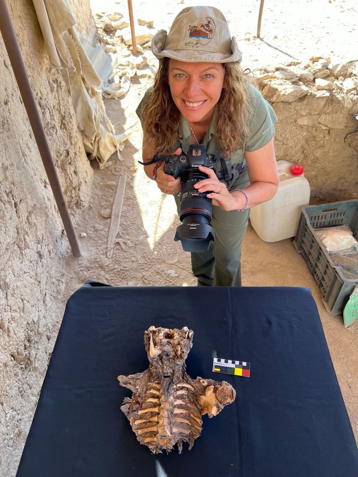 EN UN PRIMER PLANO. La fotógrafa fotografiada en plena tarea.