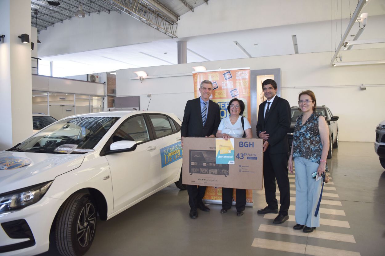 PREMIO EXTRA. Castillo también se llevó un televisor cortesía del Banco Santiago del Estero.