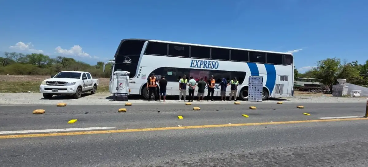 LOS RESULTADOS. Los efectivos muestran la droga y el micro secuestrado con las cinco personas que fueron detenidas por este caso.