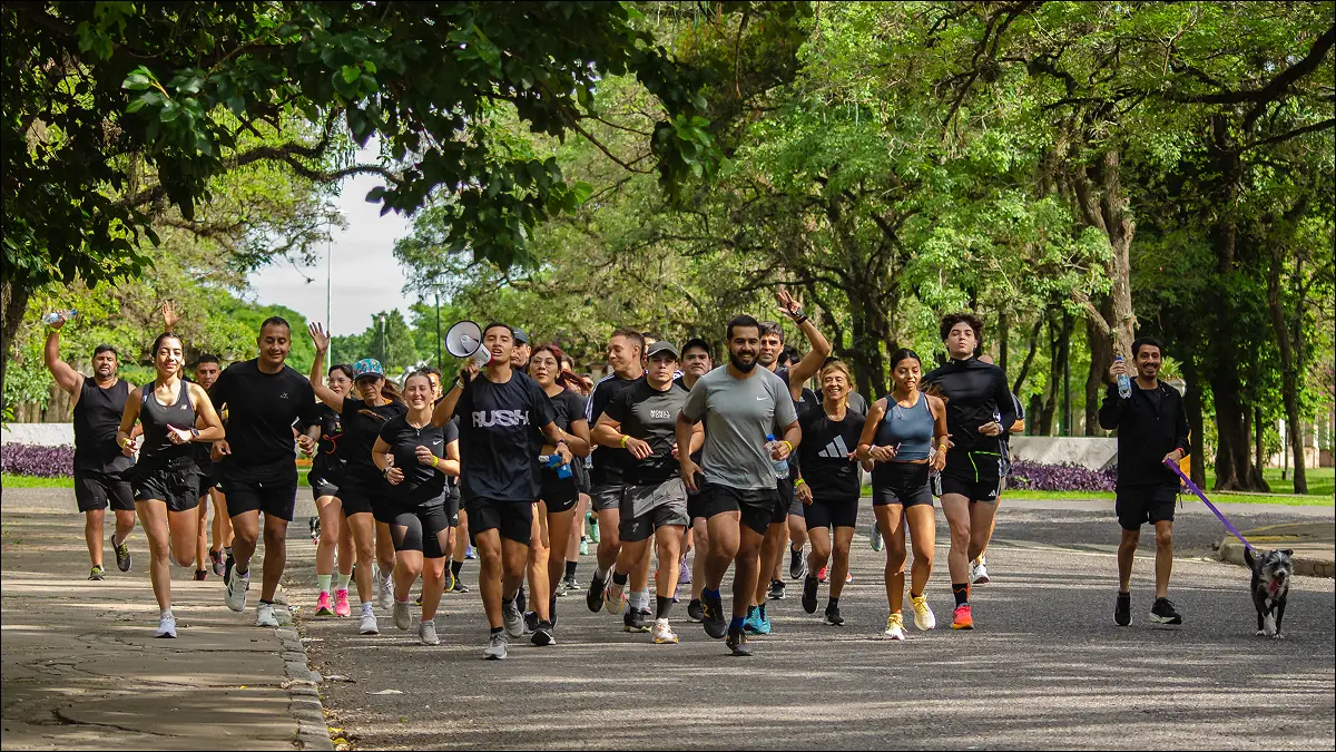 MOVIMIENTO CON IMPACTO. La comunidad de Rush se reúne este domingo para su primer “Running con Propósito” en el parque 9 de Julio.
