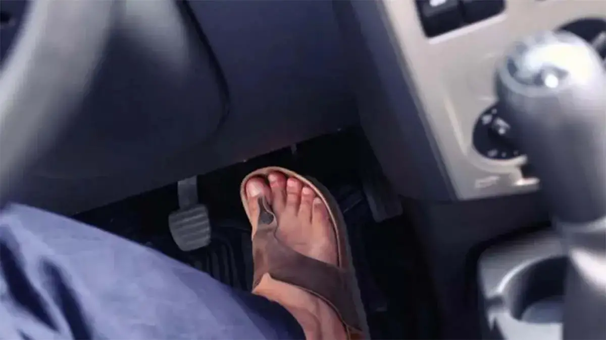 En una provincia argentina está prohibido manejar con ojotas