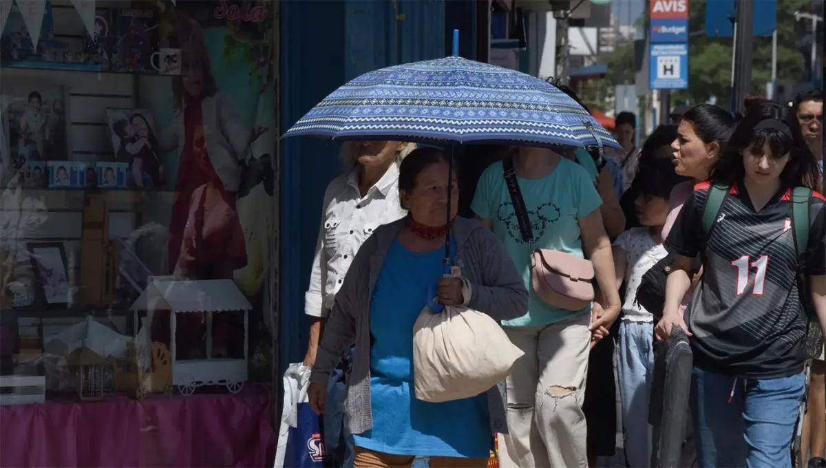 CALOR Y TORMENTAS. Las próximas 48 horas estarán marcadas por máximas de 36 °C y fuertes precipitaciones por la noche. 