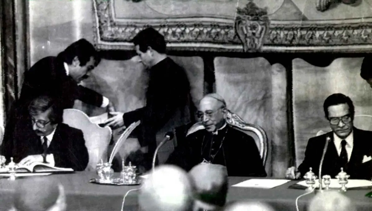 TRATADO DE PAZ Y AMISTAD: El 29 de noviembre de 1984 fue suscripto en El Vaticano por los cancilleres Dante Caputo por la Argentina y Jaime del Valle por Chile.