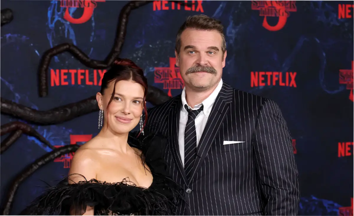 Millie Bobby Brown y David Harbour en el estreno de la quinta temporada de 