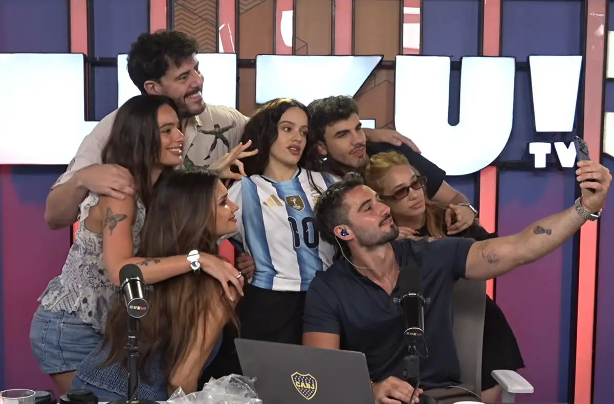 Rosalía recibió una bandera y una camiseta argentina y no dudó en usarlas.